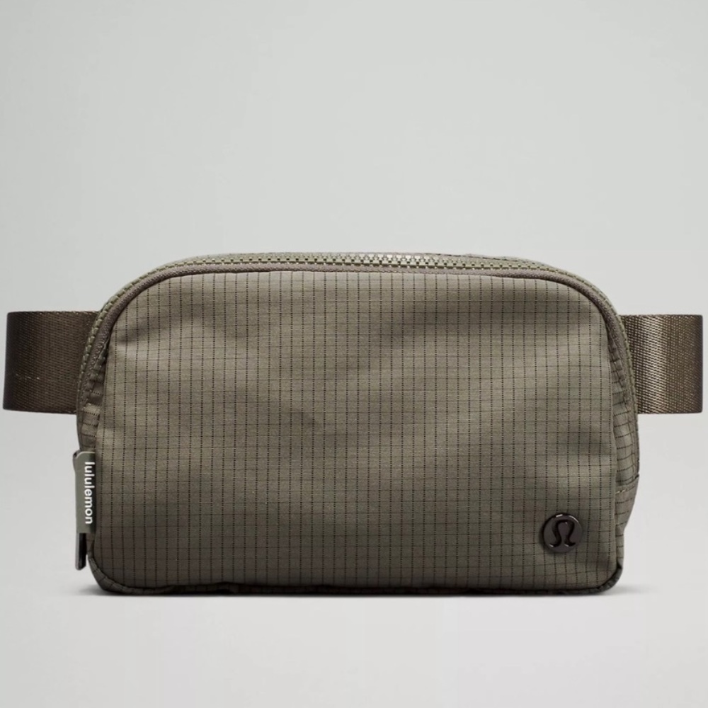 NWT Lululemon Everywhere Belt Bag in Carob Brown/Black